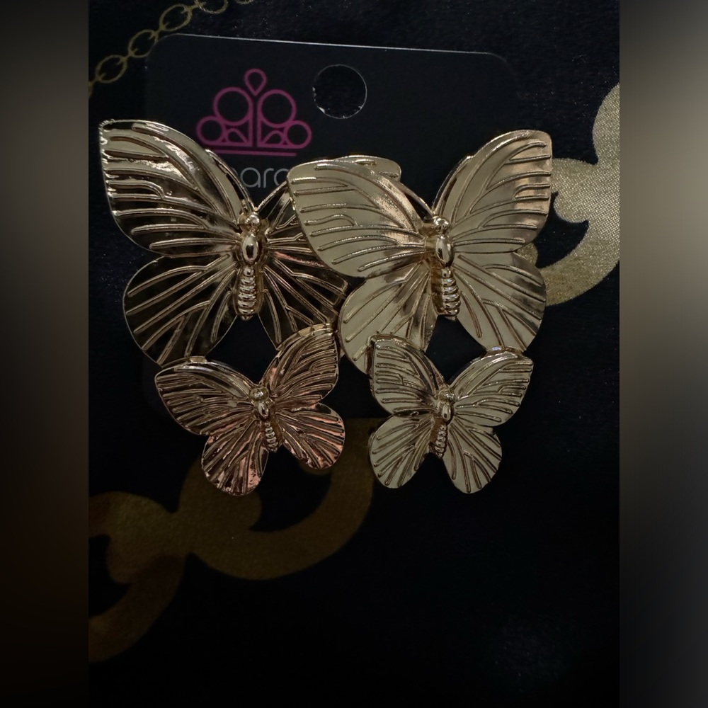 Paparazzi 🦋 Blushing Butterflies Gold Post Earrings